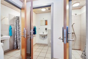 Bathroom - Knaplund Destillery (Tarm)