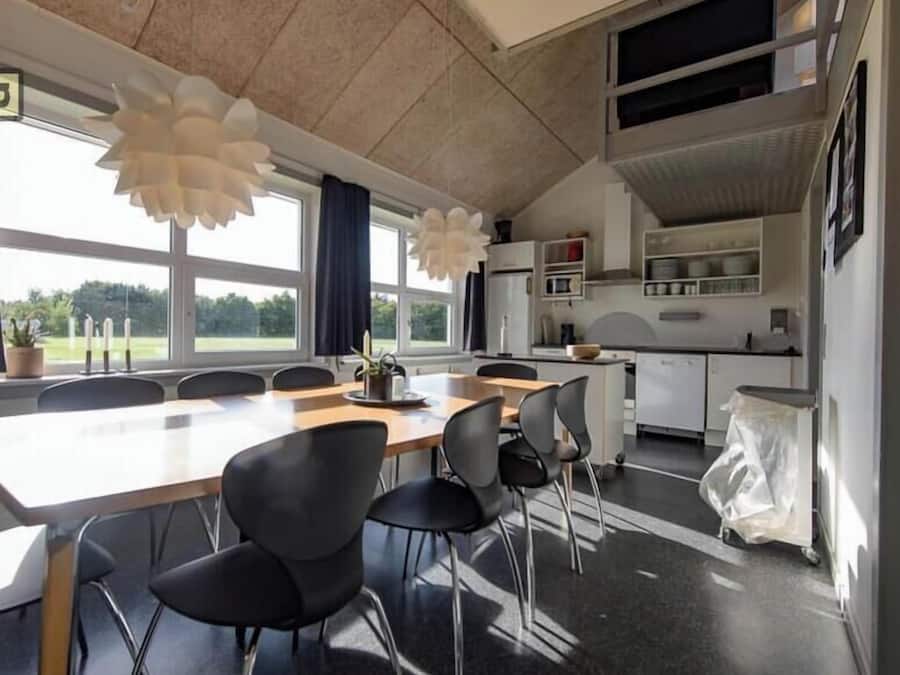 Habitación estándar con 2 camas individuales | Cocina compartida | Nevera en la zona común, microondas en la zona común y horno