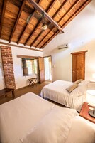 Suite clásica, 1 cama de matrimonio, vistas al patio | Caja fuerte, cunas gratuitas, camas supletorias y wifi gratis