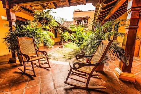 Terraza o patio. La Casa Amarilla