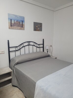 Double Room | Individually furnished, desk, blackout drapes, free WiFi - La Llar de Laura (Amposta)