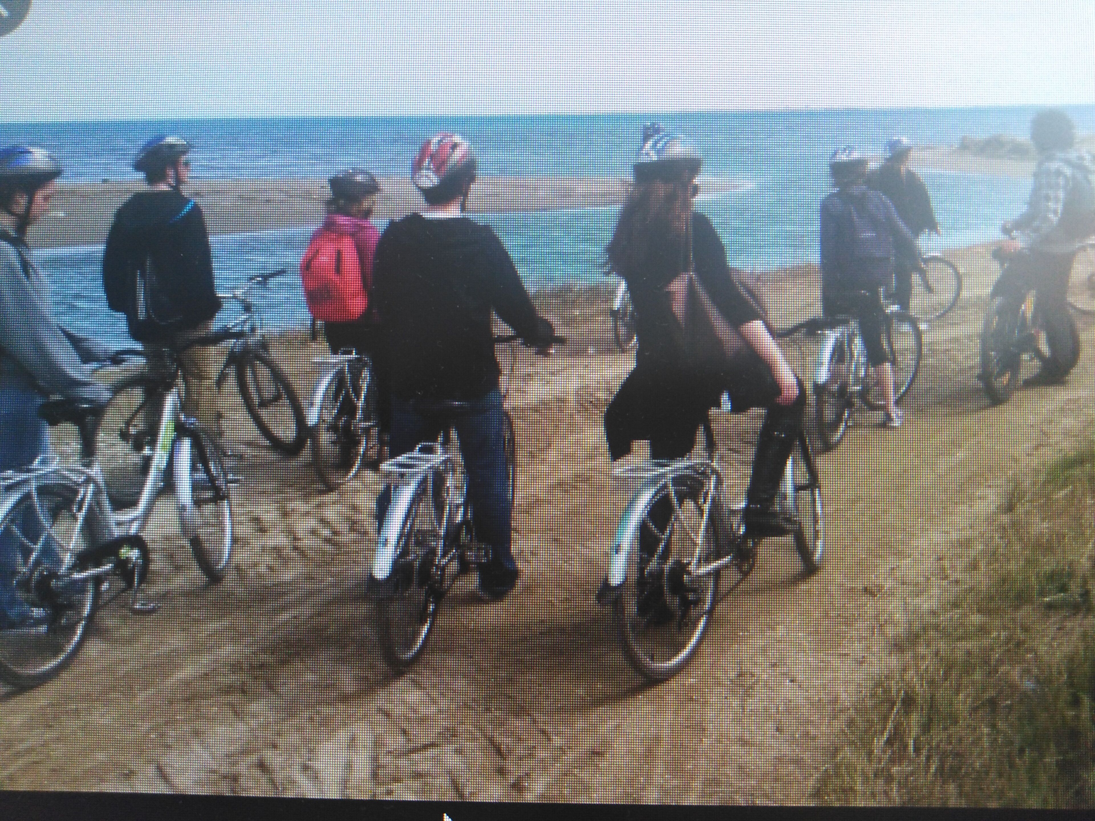 Un groupe de personnes à vélo sur un chemin de terre.