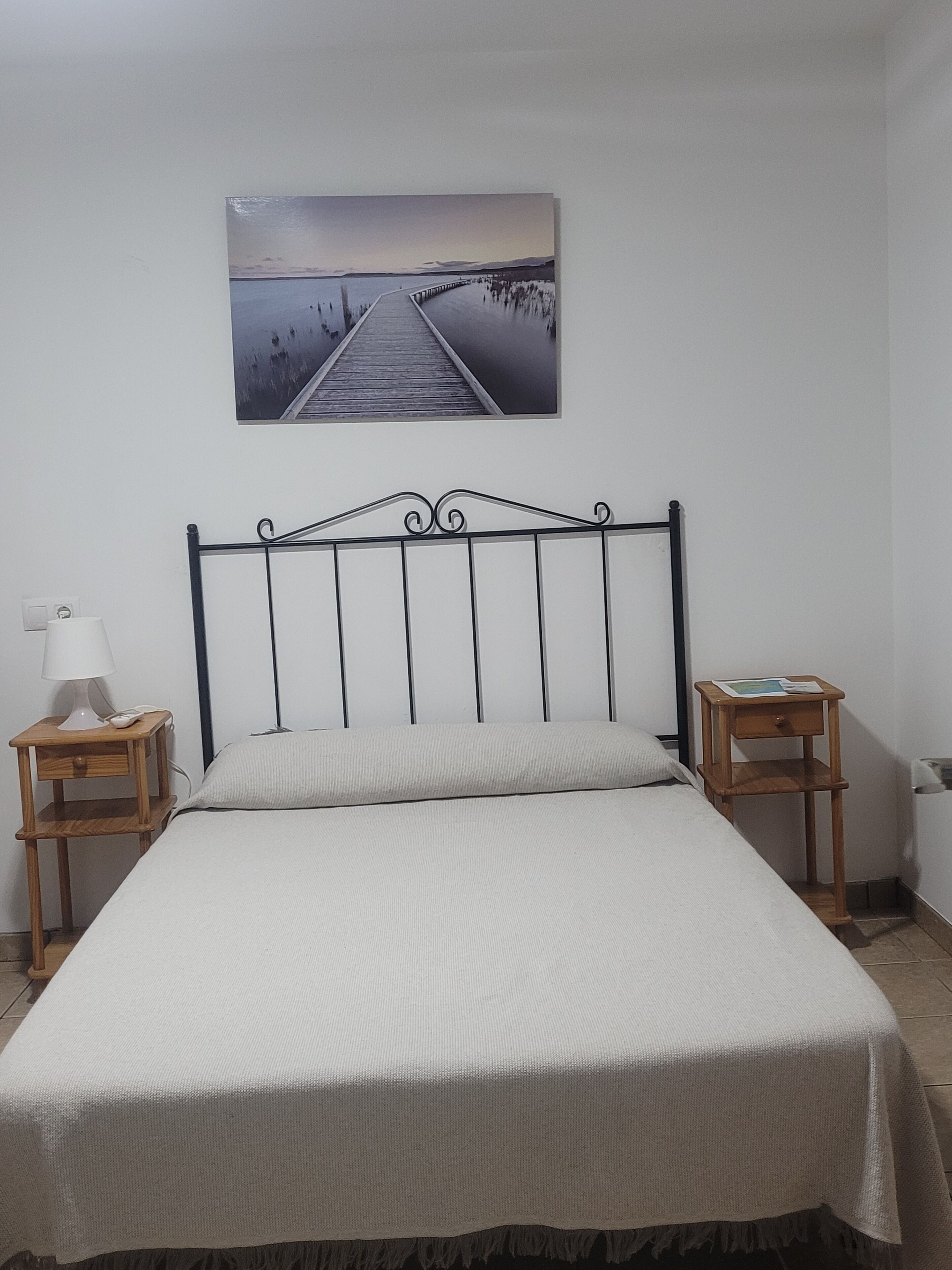 Individualmente mobiliados, escrivaninha, cortinas blackout