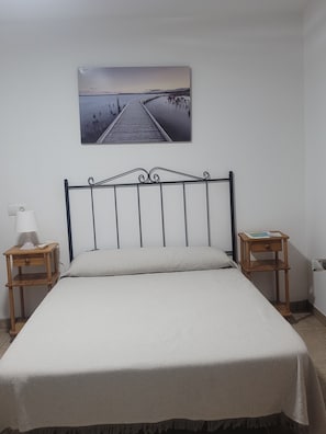 Individueel gemeubileerd, een bureau, verduisterende gordijnen