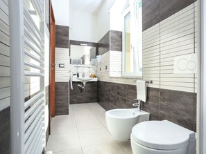 Deluxe Double Room | Bathroom | Shower, hair dryer, towels - Piccolo Principe (Alghero)