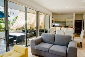 Departamento, 2 habitaciones | Área de sala de estar | Televisión de pantalla plana 