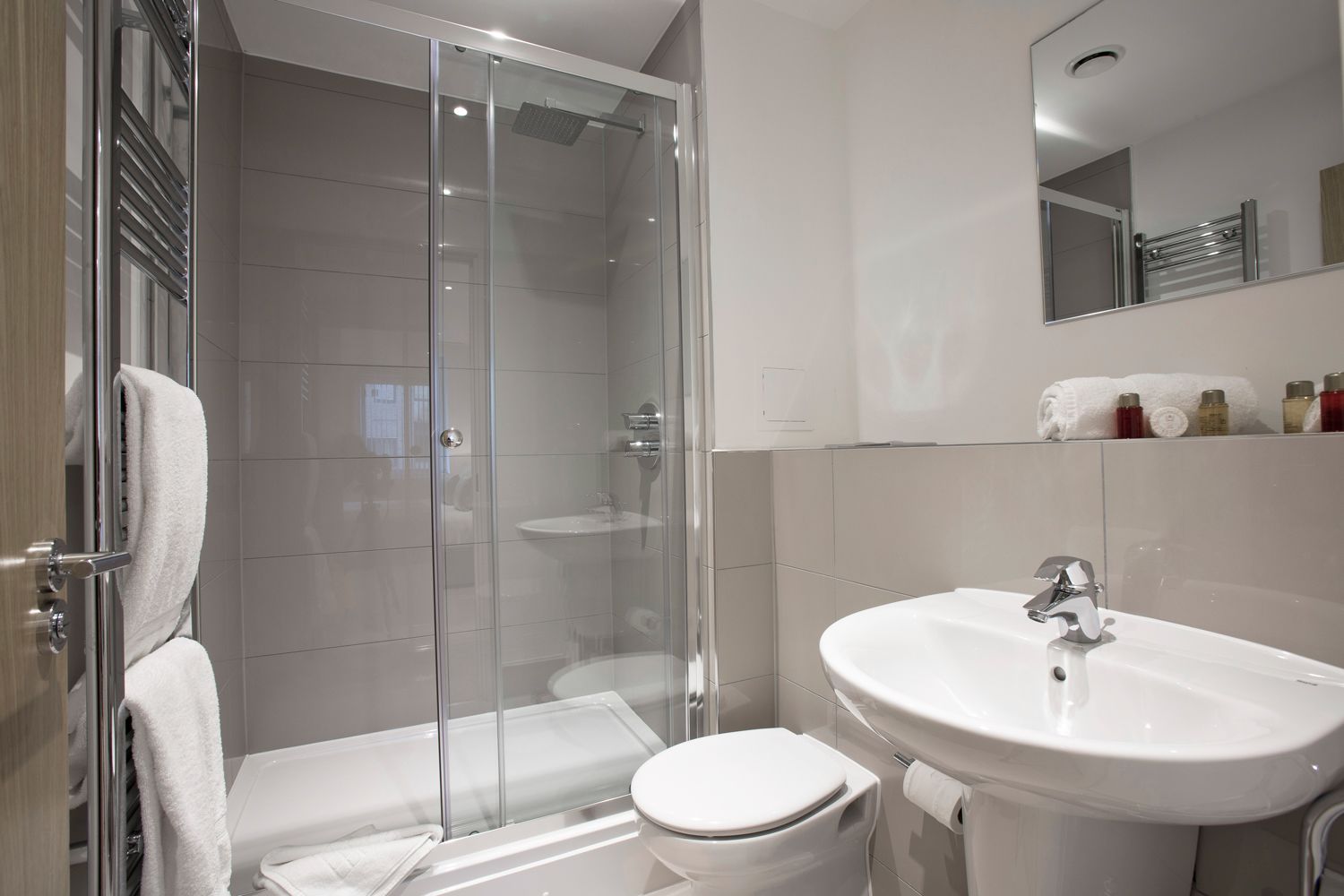 Combined shower/bathtub, free toiletries, hair dryer, towels