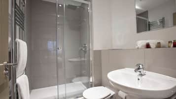 Combined shower/bathtub, free toiletries, hair dryer, towels