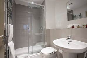 Combined shower/tub, free toiletries, hair dryer, towels -  StayInn Greenwich (London)