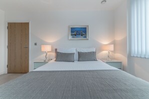 Apartment, 2 Bedrooms | Kalis bunyi, seterika/papan seterika, Wi-fi percuma, cadar katil