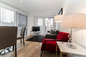 Leilighet, 2 soverom | Oppholdsrom | Flatskjerm-TV