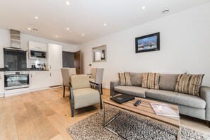 Leilighet, 2 soverom | Oppholdsrom | Flatskjerm-TV