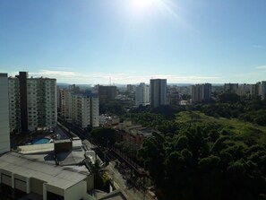 A high-rise residential building with multiple balconies and a swimming pool. - Atrium - Achei Ferias (Caldas Novas)
