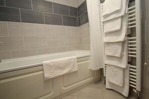 Kombinert dusj/badekar, toalettartikler (inkludert) og hårføner