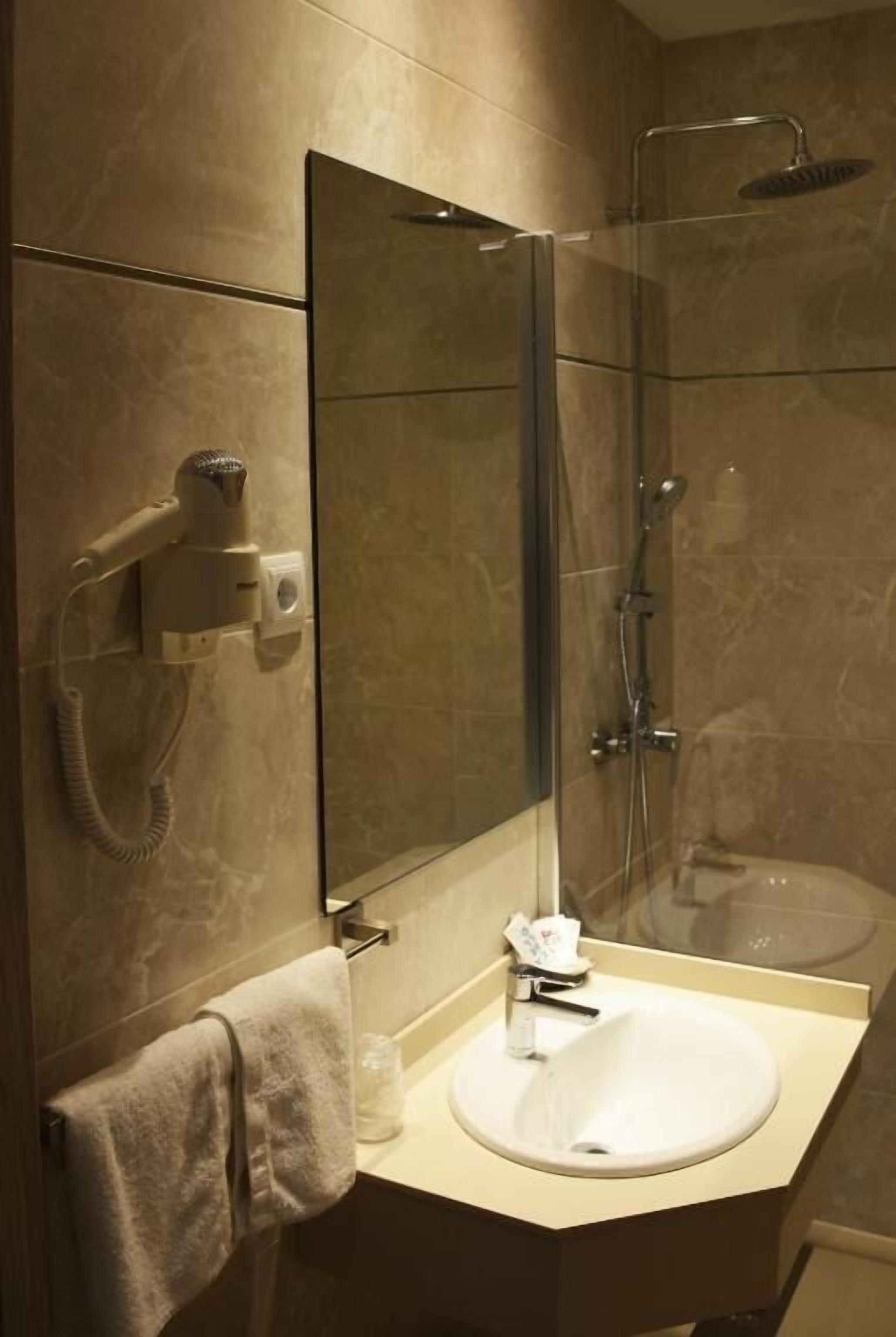 Shower, towels