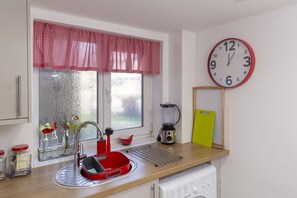 Design Apartment, 2 Bedrooms, LETS Colores | Private kitchen | Full-size fridge, microwave, oven, stovetop