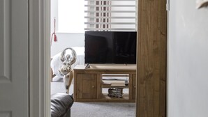 LETS River Court Apartment- Seasons | 1 bedroom, hypo-allergenic bedding, blackout curtains - River Court Apartments LETS (Cambridge)