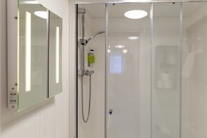 Apartamento design, 2 quartos | Banheiro | Chuveiro, produtos de toalete grátis, secador de cabelo 