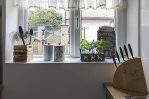 LETS River Court Apartment- Seasons | Private kitchen | Full-size fridge, microwave, oven, stovetop