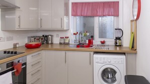 Design Apartment, 2 Bedrooms, LETS Colores | Private kitchen | Coffee/tea maker, full-sized fridge, microwave, oven - River Court Apartments LETS (Cambridge)