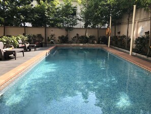 Una piscina al aire libre