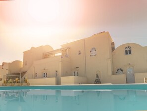 حمّام سباحة خارجي، مظلات على حمّام السباحة، مقاعد للتشمس