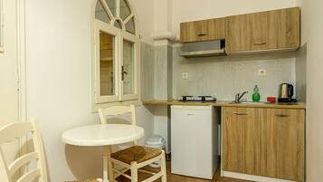 Appartement Supérieur, 1 chambre, bain à remous, vue mer | Cuisine privée | Réfrigérateur, plaque de cuisson, cafetiÚre/bouilloire