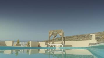 Outdoor pool, pool umbrellas, sun loungers