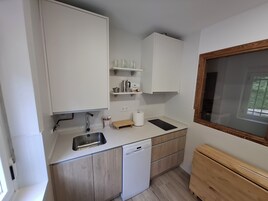 标准公寓, 2 间卧室, 露台, 山腰 (La Vista de Gredos 1) | 私人厨房 | 大冰箱、微波炉、炉灶、茶具/咖啡用具