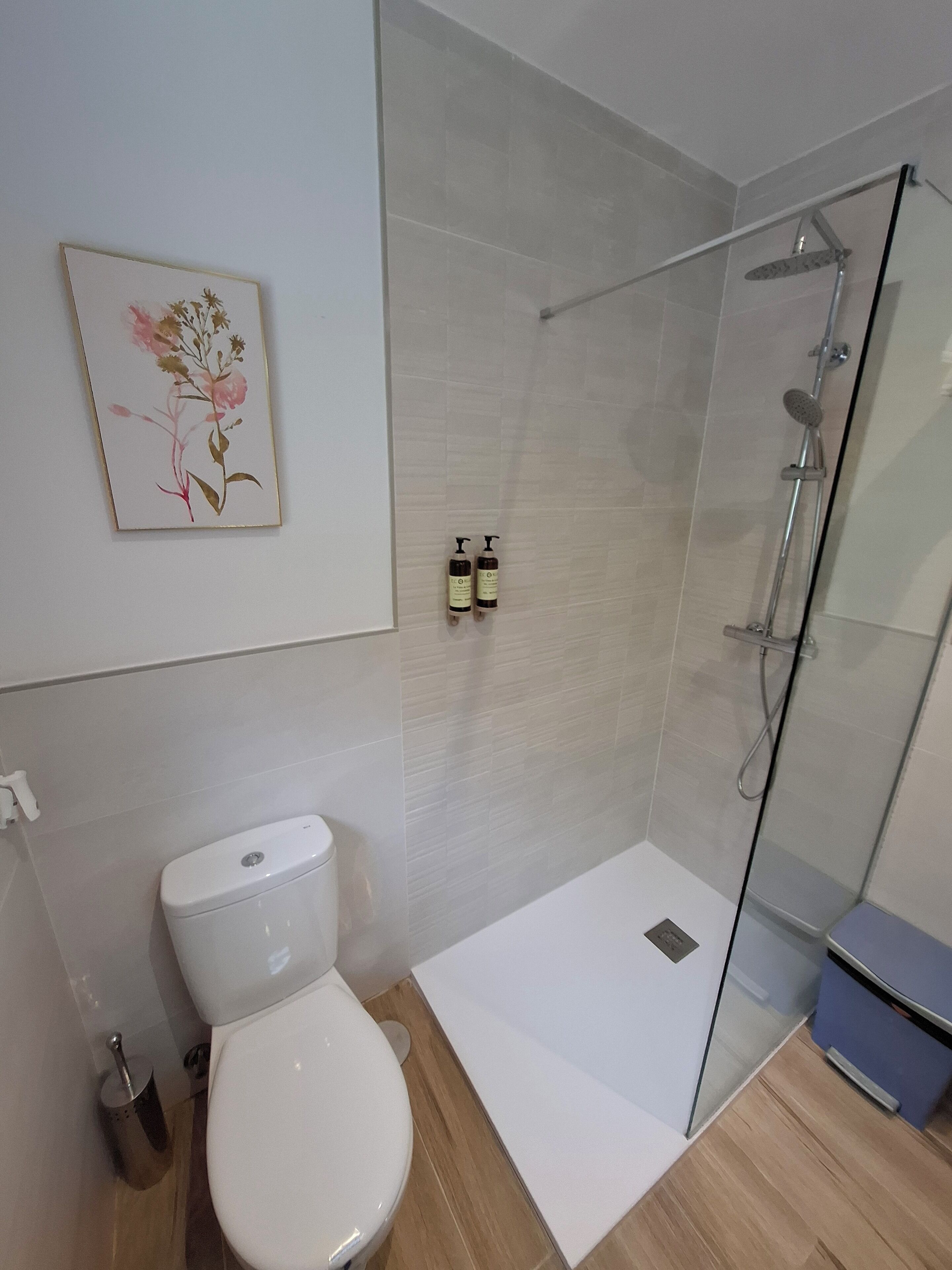 Apartamento estándar, 2 habitaciones, terraza, junto a la montaña (La Vista de Gredos 1) | Baño | Ducha y bañera combinadas y artículos de higiene personal gratuitos