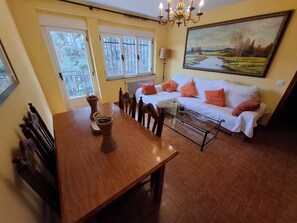 Apartamento estándar, 2 habitaciones, terraza, junto a la montaña (La Vista de Gredos 1) | Zona de estar | Una televisión de pantalla plana, un reproductor de DVD, un futbolín