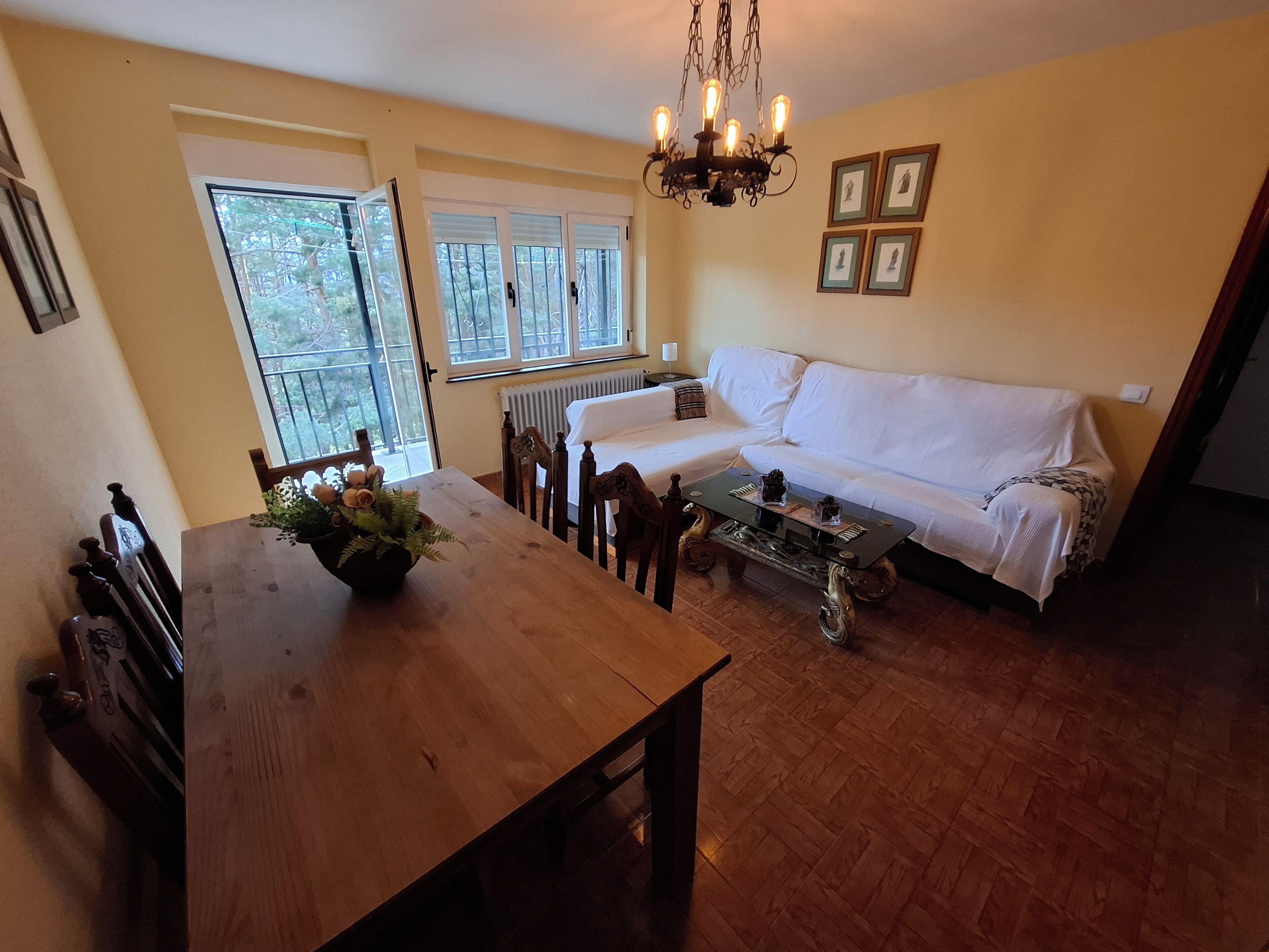 Apartamento, 2 habitaciones (La Vista de Gredos 2) | Zona de estar | Una televisión de pantalla plana, un reproductor de DVD, un futbolín