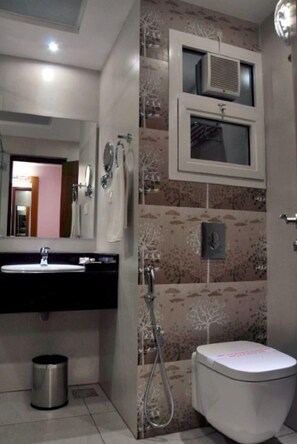 Regadera, amenidades de baño gratuitas, toallas