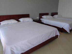 Habitación cuádruple, 1 habitación, vista a la playa | Wifi gratis 