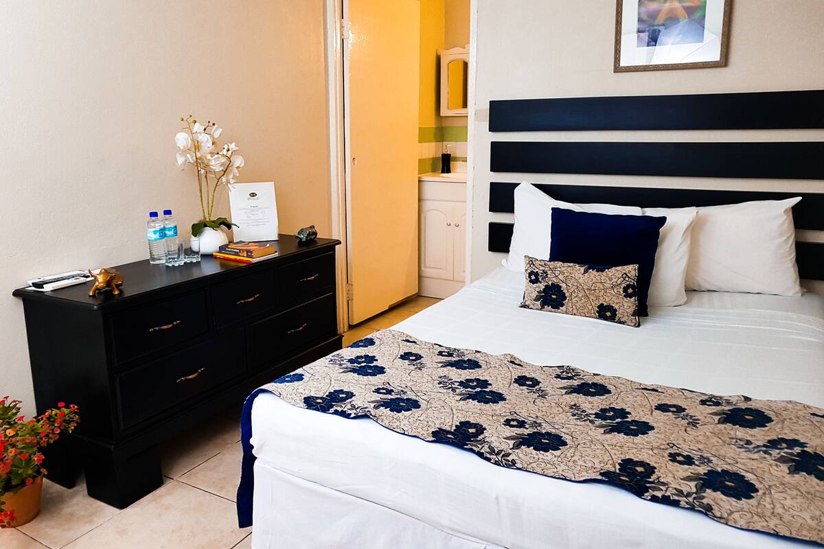 Economy Double Room | 1 bedroom, premium bedding, iron/ironing board, WiFi (free)