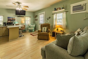 Living area - Come Friday Cottages on the Bay (Bacliff)