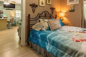 Premium bedding, memory-foam beds, individually decorated - Come Friday Cottages on the Bay (Bacliff)