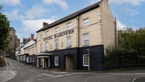 A building with the sign "Hotel Mariners" indicating it is a hotel. - Hotel Mariners (Haverfordwest)