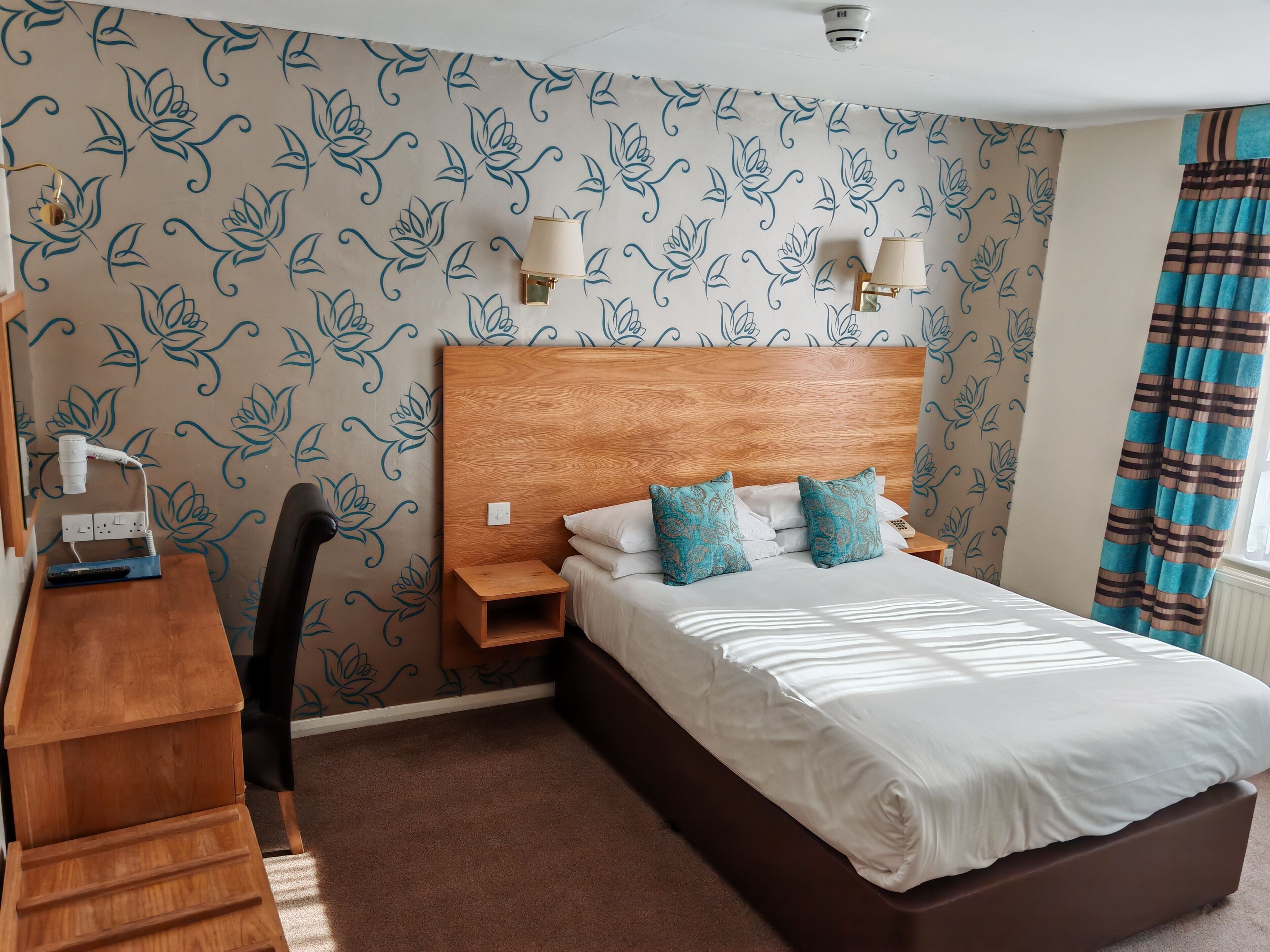 double room, private bathroom | free wifi, bed sheets