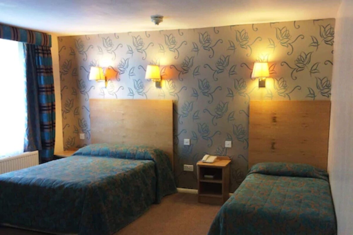 Cribs (surcharge), WiFi (free), bed sheets