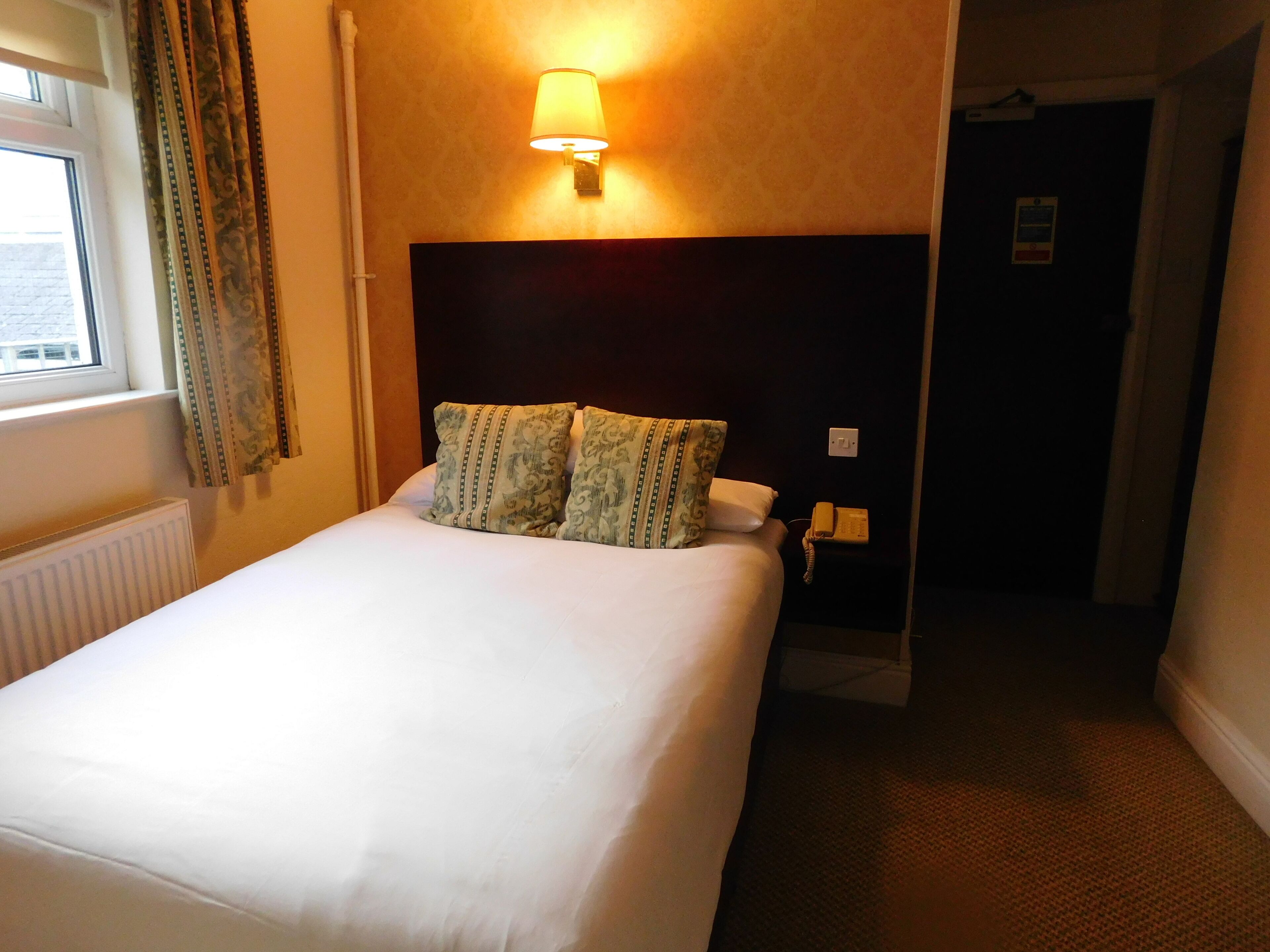 single room, private bathroom | free wifi, bed sheets