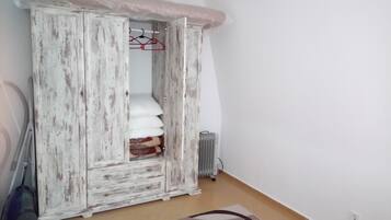 City Apartment, 1 Queen Bed with Sofa bed | Room amenity