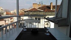 ซิตี้อพาร์ทเมนท์, เตียงควีนไซส์ 1 เตียง และโซฟาเบด | ระเบียง