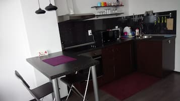 Apartament urbà, 1 llit de matrimoni i sofà llit | Cuina bàsica privada | Frigorífic, microones, forn i placa de cuina