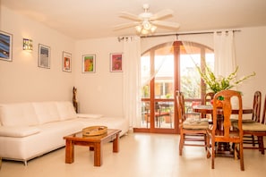 Apartment, 2 Schlafzimmer | Wohnbereich | Flachbildfernseher