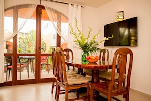 Appartement, 2 chambres | Restauration dans la chambre