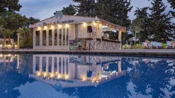 Innenpool, Außenpool