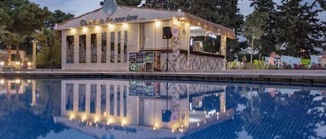 Piscine couverte, piscine extérieure