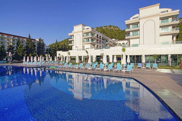 Piscine couverte, piscine extérieure