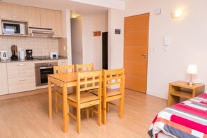 Apartamento (3 People) | Wi-Fi de cortesia, roupa de cama